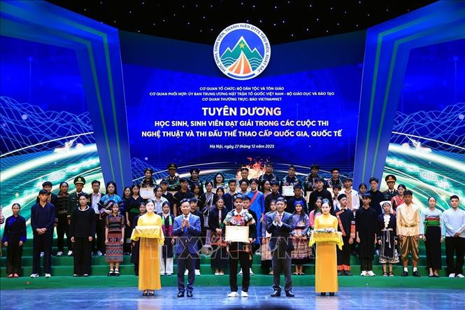  Các học sinh đạt giải trong kỳ thi khoa học kỹ thuật; học sinh đạt giải Nhất, Nhì, Ba trong các cuộc thi nghệ thuật và thi đấu thể thao cấp quốc gia, quốc tế được vinh danh. Ảnh: Tuấn Anh - TTXVN