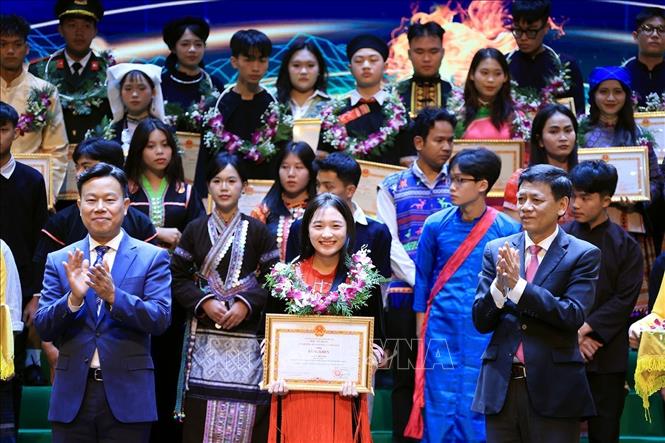 Các học sinh, sinh viên dân tộc thiểu số được vinh danh. Ảnh: Tuân Anh - TTXVN