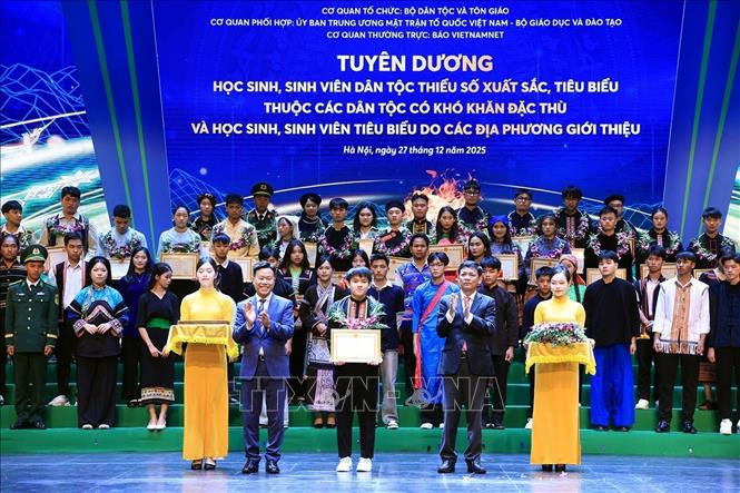 Các học sinh, sinh viên dân tộc thiểu số xuất sắc tiêu biểu. thuộc các dân tộc có khó khăn đặc thù và các địa phương giới thiệu được vinh danh. Ảnh: Tuấn Anh - TTXVN