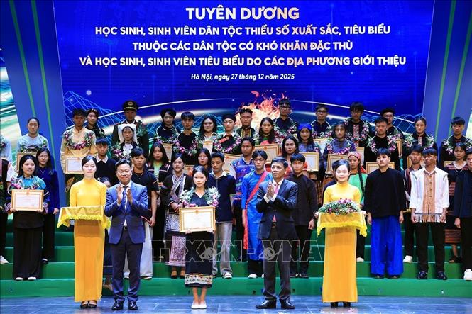 Các học sinh, sinh viên dân tộc thiểu số xuất sắc tiêu biểu. thuộc các dân tộc có khó khăn đặc thù và các địa phương giới thiệu được vinh danh. Ảnh: Tuấn Anh - TTXVN