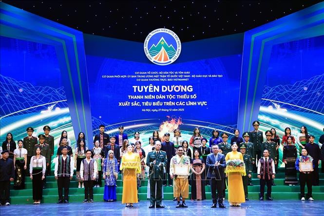Thanh niên dân tộc thiểu số xuất sắc tiêu biểu trên các lĩnh vực được vinh danh. Ảnh: Tuấn Anh - TTXVN