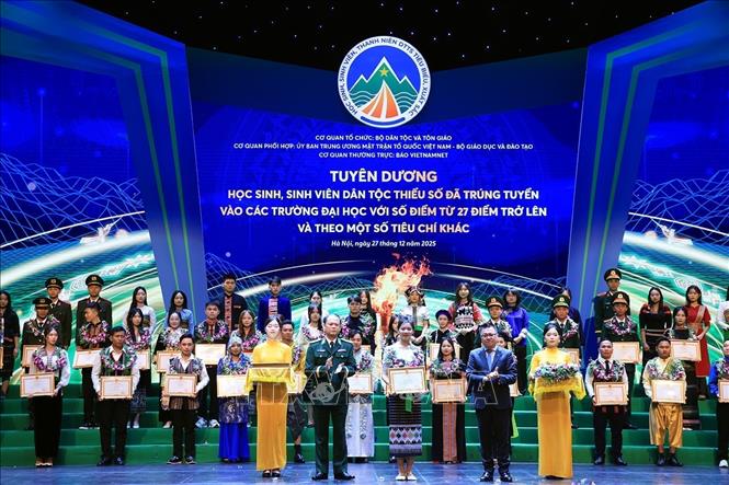 Các học sinh, sinh viên dân tộc thiểu số đã trúng tuyển vào các trường đại học với điểm số từ 27 điểm trở lên và một số tiêu chí khác được vinh danh. Ảnh: Tuấn Anh - TTXVN