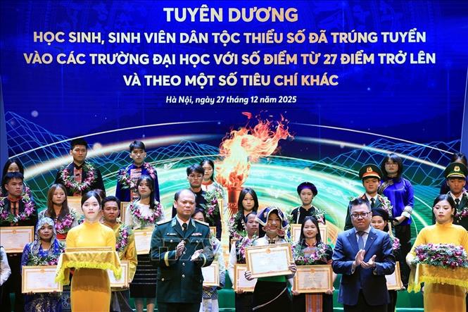 Các học sinh, sinh viên dân tộc thiểu số đã trúng tuyển vào các trường đại học với điểm số từ 27 điểm trở lên và một số tiêu chí khác được vinh danh. Ảnh: Tuấn Anh - TTXVN