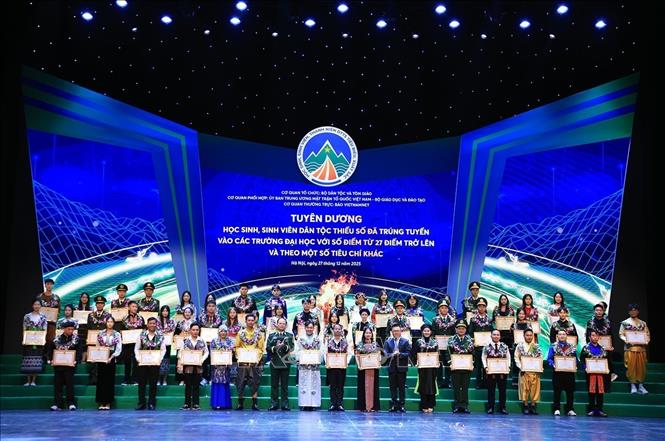 Các học sinh, sinh viên dân tộc thiểu số đã trúng tuyển vào các trường đại học với điểm số từ 27 điểm trở lên và một số tiêu chí khác được vinh danh. Ảnh: Tuấn Anh - TTXVN
