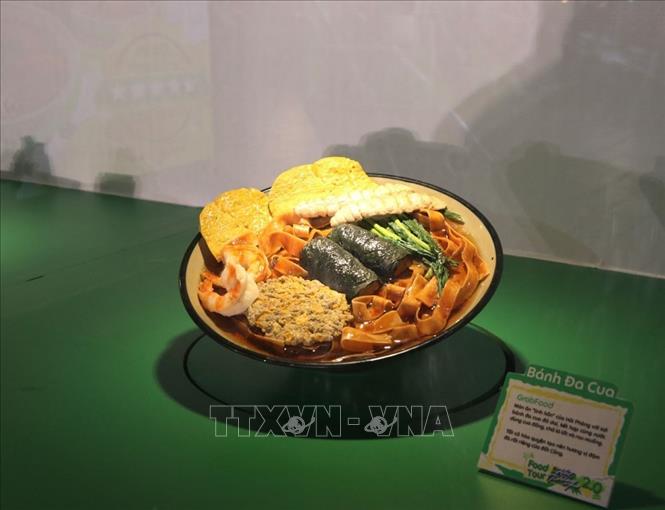 Trưng bày, giới thiệu món bánh đa cua Hải Phòng. Ảnh: Mạnh Minh - TTXVN
