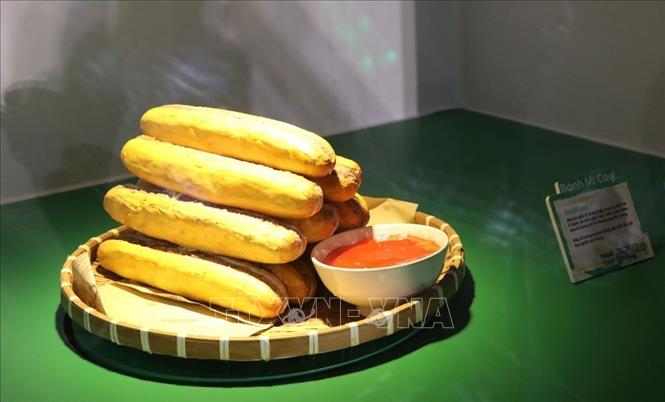 Trưng bày, giới thiệu món ăn bánh mì cay. Ảnh: Mạnh Minh - TTXVN
