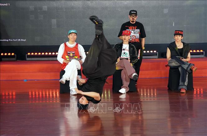 Vận động viên Nguyễn Thành Đạt trình diễn phần thi Breking Pro 1vs1. Ảnh: Trung Tuyến - TTXVN