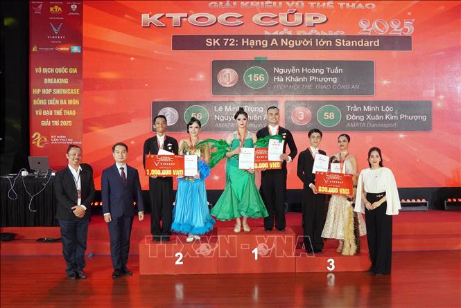 Ban tổ chức trao Giải nội dung 5 điệu nhảy Standard. Ảnh: Trung Tuyến - TTXVN