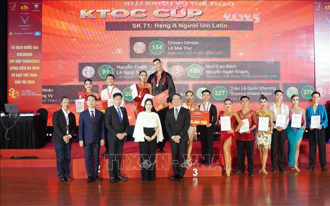 Ban tổ chức trao Giải nội dung 5 điệu nhảy Latin. Ảnh: Trung Tuyến - TTXVN