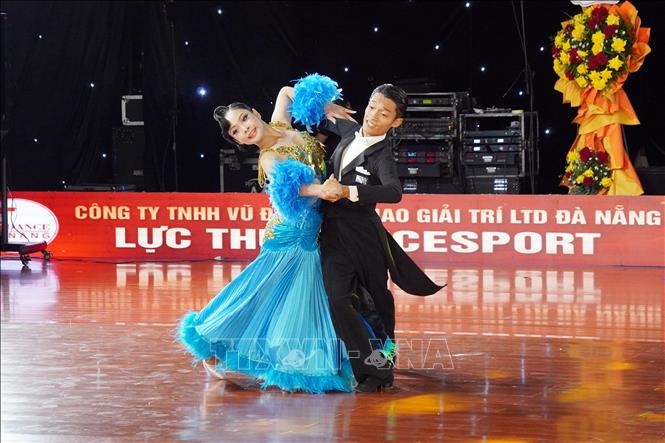 Cặp đôi Lê Minh Trọng – Nguyễn Thiên An biểu diễn solo trong phần thi Chung kết 5 điệu nhảy Standard. Ảnh: Trung Tuyến - TTXVN