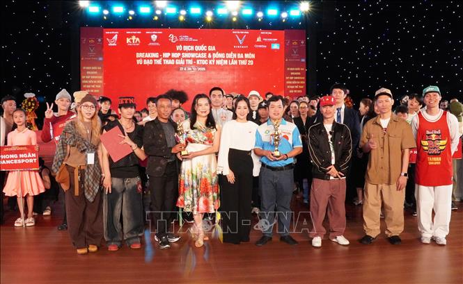 Ban tổ chức trao kỷ niệm chương tới các đơn vị đồng hành cùng Giải. Ảnh: Trung Tuyến - TTXVN