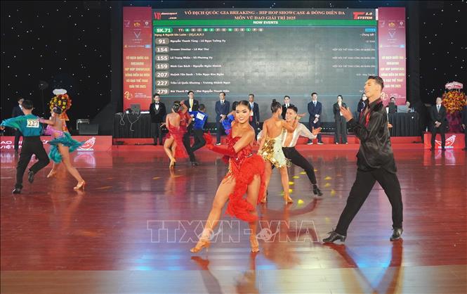 Phần thi Chung kết Hạng A người lớn biểu diễn 5 điệu nhảy Latin. Ảnh: Trung Tuyến - TTXVN