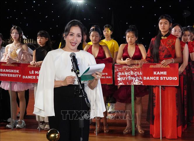 Bà Nguyễn Khánh Thi, Phó Chủ tịch Hội Thể thao Điện tử Giải trí Việt Nam, Trưởng Ban tổ chức Giải phát biểu tại Lễ khai mạc. Ảnh: Trung Tuyến - TTXVN