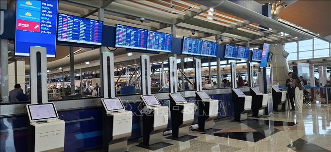 Các máy cho khách du lịch làm thủ tục tự động tại sân bay quốc tế Kuala Lumpur. Ảnh: Bùi Hoàn-TTXVN
