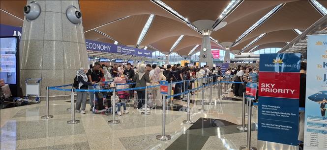 Khách xếp hàng làm thủ tục tại sân bay quốc tế Kuala Lumpur (KLIA). Ảnh: Bùi Hoàn