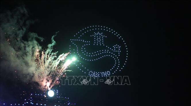 Trình diễn pháo hoa kết hợp drone tại Lễ hội Văn hóa sông nước Cần Thơ. Ảnh: Hồng Thái - TTXVN