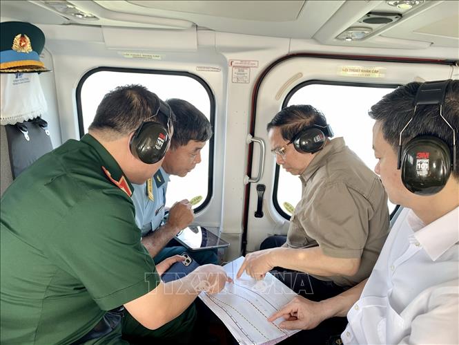 Thủ tướng Phạm Minh Chính thị sát, kiểm tra tuyến đường bộ cao tốc Cà Mau – Đất Mũi, tuyến giao thông ra đảo Hòn Khoai và Cảng tổng hợp lưỡng dụng Hòn Khoai từ trực thăng. Ảnh: Dương Giang-TTXVN
