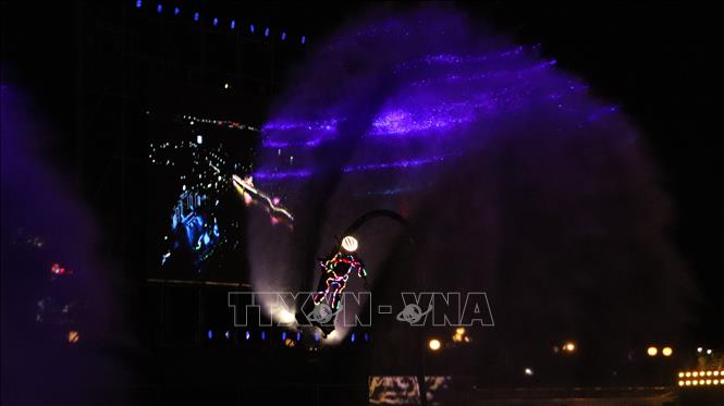 Phần trình diễn flyboard tạo nên nét đặc sắc của lễ hội. Ảnh: Hồng Thái - TTXVN