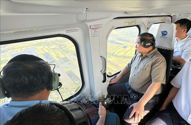 Thủ tướng Phạm Minh Chính thị sát, kiểm tra tuyến đường bộ cao tốc Cà Mau – Đất Mũi, tuyến giao thông ra đảo Hòn Khoai và Cảng tổng hợp lưỡng dụng Hòn Khoai từ trực thăng. Ảnh: Dương Giang-TTXVN
