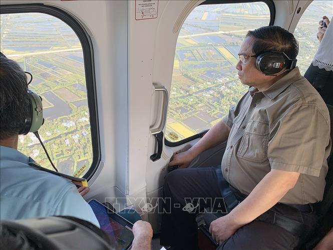 Thủ tướng Phạm Minh Chính thị sát tuyến đường bộ cao tốc Cà Mau – Đất Mũi, tuyến giao thông ra đảo Hòn Khoai và Cảng tổng hợp lưỡng dụng Hòn Khoai từ trực thăng. Ảnh: Dương Giang-TTXVN
