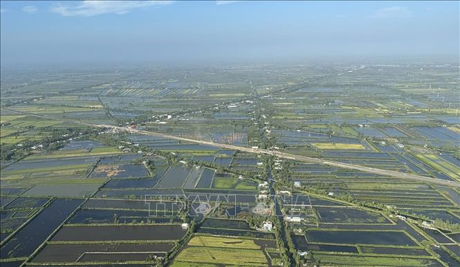 Tuyến đường bộ cao tốc Cà Mau – Đất Mũi. Ảnh: Dương Giang-TTXVN
