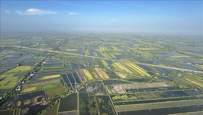 Tuyến đường bộ cao tốc Cà Mau – Đất Mũi. Ảnh: Dương Giang-TTXVN
