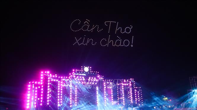 Người dân và du khách được thưởng thức màn trình diễn ánh sáng đặc sắc tại lễ hội. Ảnh: Hồng Thái - TTXVN