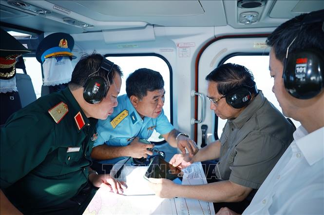 Thủ tướng Phạm Minh Chính thị sát, kiểm tra tuyến đường bộ cao tốc Cà Mau – Đất Mũi, tuyến giao thông ra đảo Hòn Khoai và Cảng tổng hợp lưỡng dụng Hòn Khoai từ trực thăng. Ảnh: Dương Giang-TTXVN