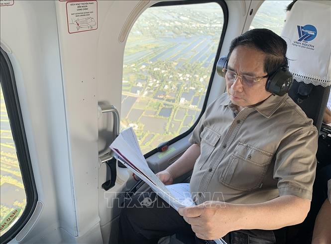 Thủ tướng Phạm Minh Chính thị sát tuyến đường bộ cao tốc Cà Mau – Đất Mũi, tuyến giao thông ra đảo Hòn Khoai và Cảng tổng hợp lưỡng dụng Hòn Khoai từ trực thăng. Ảnh: Dương Giang-TTXVN
