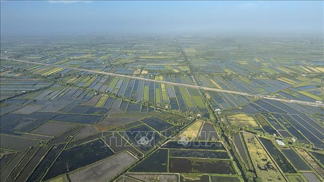 Tuyến đường bộ cao tốc Cà Mau – Đất Mũi. Ảnh: Dương Giang-TTXVN
