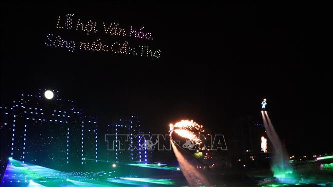 Phần trình diễn flyboard kết hợp drone tạo nên nét đặc sắc của lễ hội. Ảnh: Hồng Thái - TTXVN