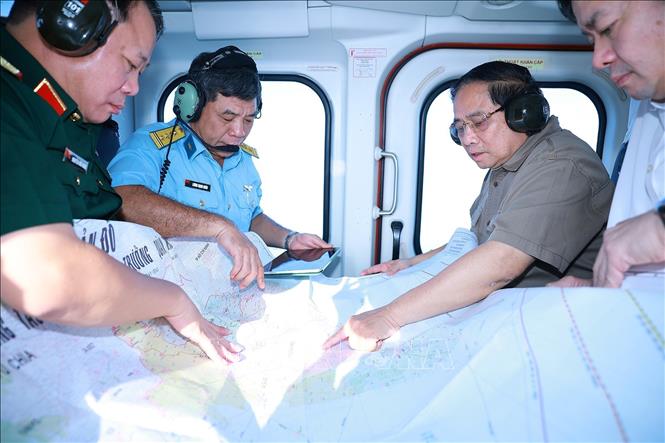 Thủ tướng Phạm Minh Chính thị sát, kiểm tra tuyến đường bộ cao tốc Cà Mau – Đất Mũi, tuyến giao thông ra đảo Hòn Khoai và Cảng tổng hợp lưỡng dụng Hòn Khoai từ trực thăng. Ảnh: Dương Giang-TTXVN