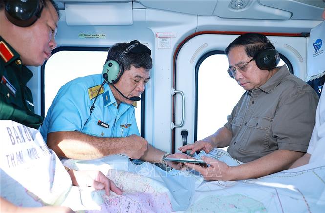 Thủ tướng Phạm Minh Chính thị sát, kiểm tra tuyến đường bộ cao tốc Cà Mau – Đất Mũi, tuyến giao thông ra đảo Hòn Khoai và Cảng tổng hợp lưỡng dụng Hòn Khoai từ trực thăng. Ảnh: Dương Giang-TTXVN