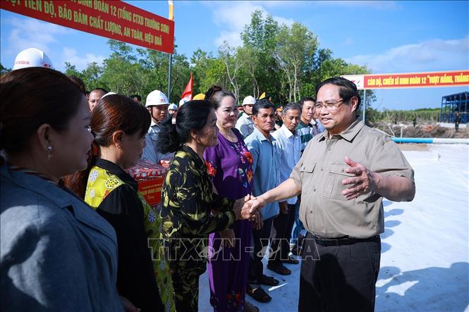 Thủ tướng Phạm Minh Chính với nhân dân khu vực dự án tuyến đường bộ cao tốc Cà Mau – Đất Mũi, tuyến giao thông ra đảo Hòn Khoai và Cảng tổng hợp lưỡng dụng Hòn Khoai. Ảnh: Dương Giang-TTXVN
