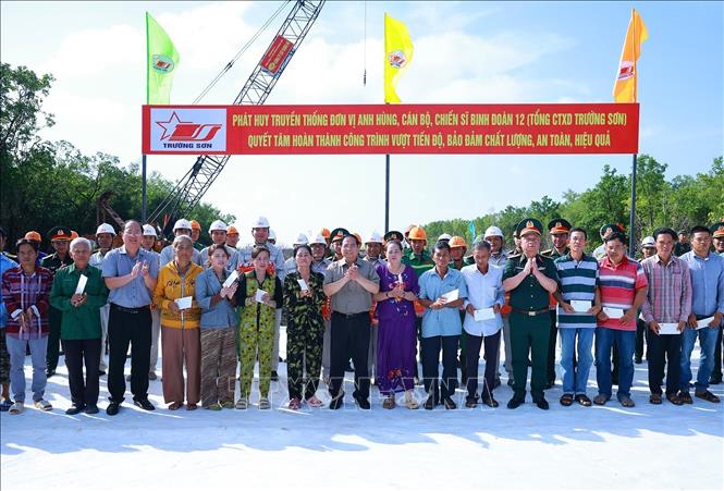 Thủ tướng Phạm Minh Chính tặng quà nhân dân khu vực dự án tuyến đường bộ cao tốc Cà Mau – Đất Mũi, tuyến giao thông ra đảo Hòn Khoai và Cảng tổng hợp lưỡng dụng Hòn Khoai. Ảnh: Dương Giang-TTXVN