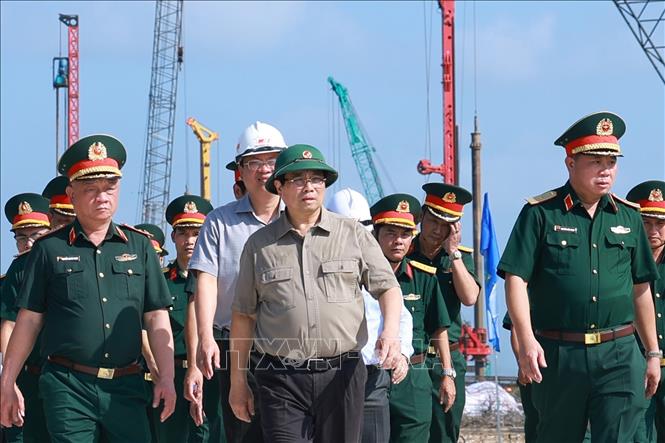Thủ tướng Phạm Minh Chính kiểm tra tiến độ thi công tuyến giao thông ra đảo Hòn Khoai và Cảng tổng hợp lưỡng dụng Hòn Khoai. Ảnh: Dương Giang-TTXVN
