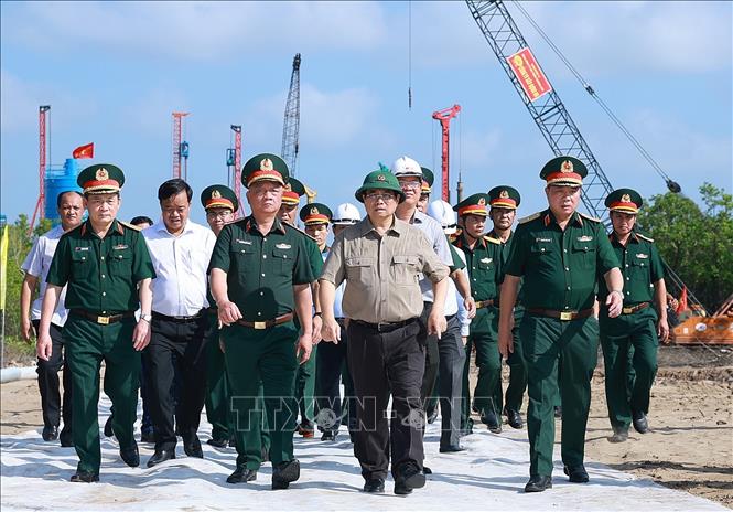 Thủ tướng Phạm Minh Chính kiểm tra tiến độ thi công tuyến giao thông ra đảo Hòn Khoai và Cảng tổng hợp lưỡng dụng Hòn Khoai. Ảnh: Dương Giang-TTXVN
