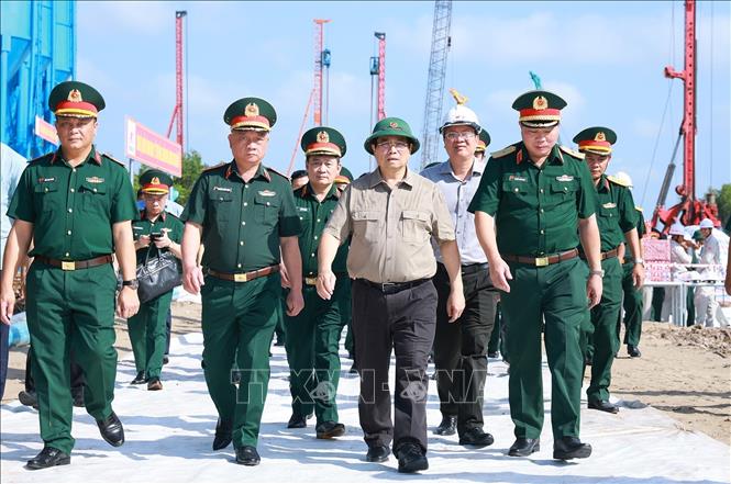 Thủ tướng Phạm Minh Chính kiểm tra tiến độ thi công tuyến giao thông ra đảo Hòn Khoai và Cảng tổng hợp lưỡng dụng Hòn Khoai. Ảnh: Dương Giang-TTXVN
