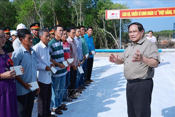 Thủ tướng Phạm Minh Chính với nhân dân khu vực dự án tuyến đường bộ cao tốc Cà Mau – Đất Mũi, tuyến giao thông ra đảo Hòn Khoai và Cảng tổng hợp lưỡng dụng Hòn Khoai. Ảnh: Dương Giang-TTXVN