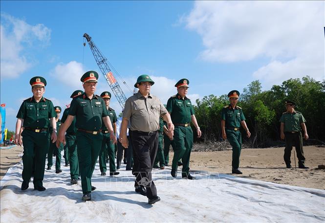 Thủ tướng Phạm Minh Chính kiểm tra tiến độ thi công tuyến giao thông ra đảo Hòn Khoai và Cảng tổng hợp lưỡng dụng Hòn Khoai. Ảnh: Dương Giang-TTXVN
