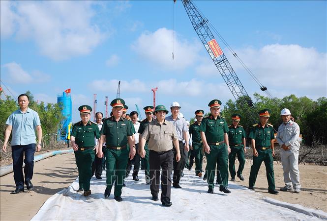 Thủ tướng Phạm Minh Chính kiểm tra tiến độ thi công tuyến giao thông ra đảo Hòn Khoai và Cảng tổng hợp lưỡng dụng Hòn Khoai. Ảnh: Dương Giang-TTXVN
