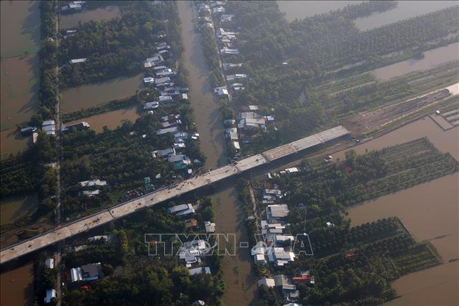 Dự án thi công dự án tuyến đường bộ cao tốc Cà Mau – Đất Mũi. Ảnh: Dương Giang-TTXVN