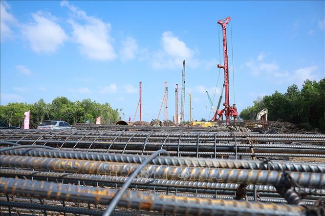 Các đơn vị thi công tuyến giao thông ra đảo Hòn Khoai và Cảng tổng hợp lưỡng dụng Hòn Khoai. Ảnh: Dương Giang-TTXVN
