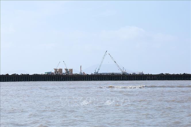 Các đơn vị thi công tuyến giao thông ra đảo Hòn Khoai và Cảng tổng hợp lưỡng dụng Hòn Khoai. Ảnh: Dương Giang-TTXVN
