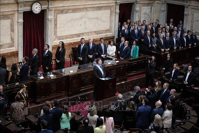(Tư liệu) Tổng thống Argentina Javier Milei phát biểu tại phiên họp Quốc hội ở Buenos Aires. Ảnh: THX/TTXVN