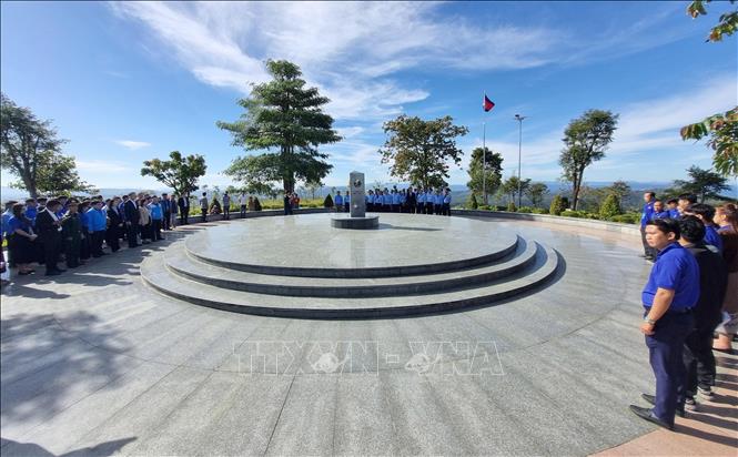 Các đại biểu thăm cột mốc ba biên. Ảnh: Dư Toán - TTXVN