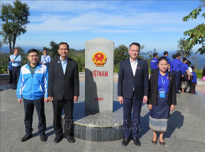 Lãnh đạo Trung ương Đoàn ba nước thăm cột mốc ba biên. Ảnh: Dư Toán - TTXVN