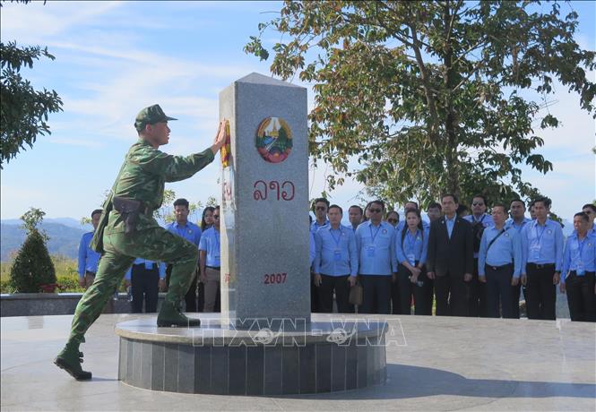 Các đại biểu thăm cột mốc ba biên và chứng kiến nghi thức tuần tra cột mốc của Bộ đội Biên phòng Việt Nam. Ảnh: Dư Toán - TTXVN