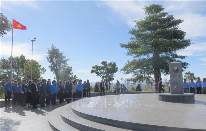 Các đại biểu thăm cột mốc ba biên. Ảnh: Dư Toán - TTXVN