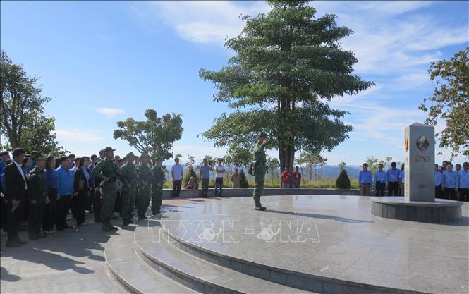 Các đại biểu thăm cột mốc ba biên và chứng kiến nghi thức tuần tra cột mốc của Bộ đội Biên phòng Việt Nam. Ảnh: Dư Toán - TTXVN